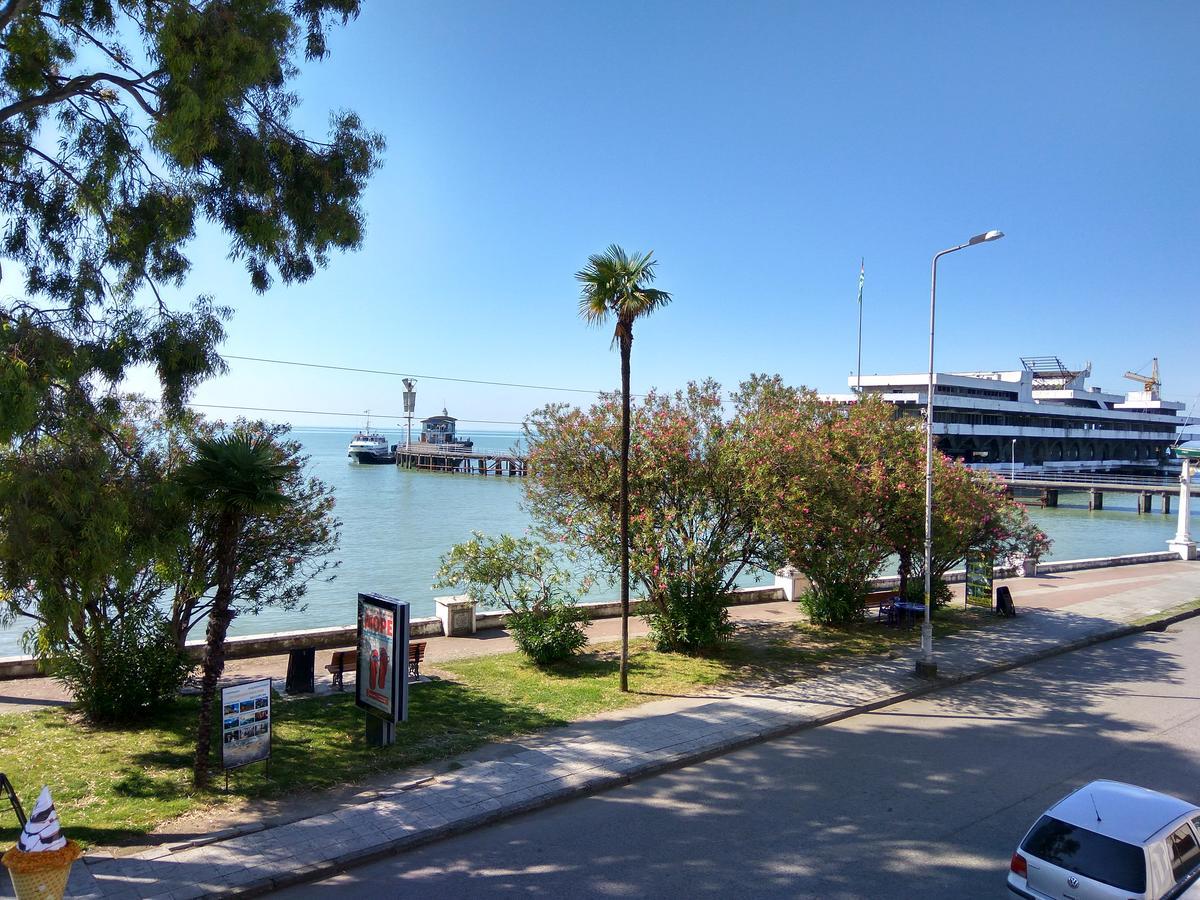Sukhum City Mini Hotel Soechoemi Buitenkant foto